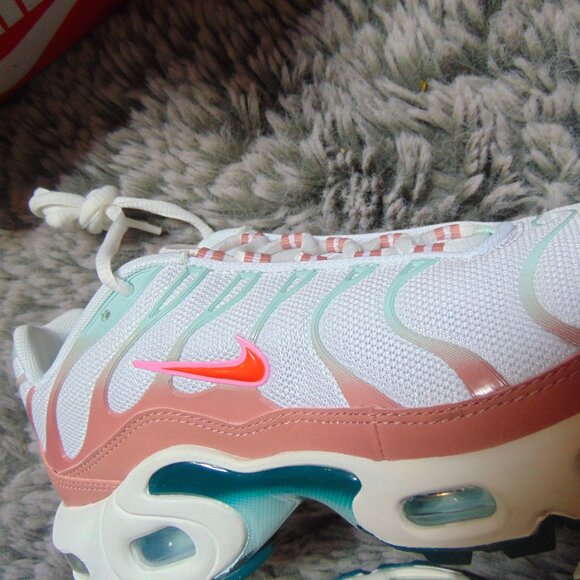 BRAND NEW Nike Air Max Plus (GS) white/Siren red/stardust  WITH BOX - Picture 3 of 7